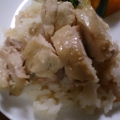 最近、テレビCMで、炊飯器で出来る海南鶏飯を見て、レシピ探して作りました♪
子どもも手伝ってくれ、撮影を任せたら、こんなですが(^^;楽しい食卓になりました！